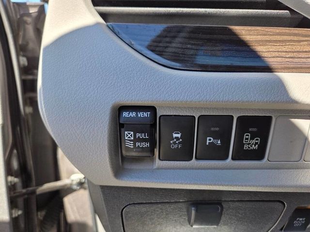 2017 Toyota Sienna XLE AWD 7-Passenger - 23038757 - 29