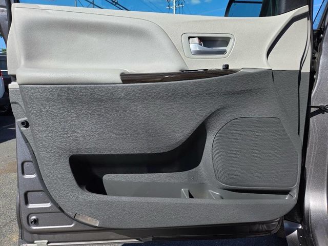 2017 Toyota Sienna XLE AWD 7-Passenger - 23038757 - 30