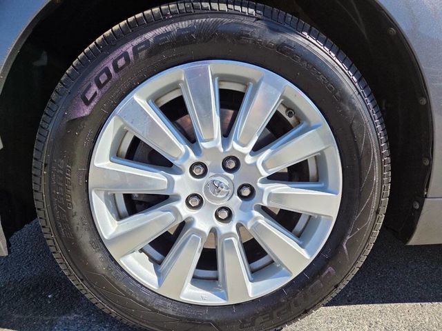 2017 Toyota Sienna XLE AWD 7-Passenger - 23038757 - 35
