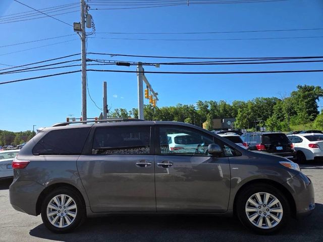 2017 Toyota Sienna XLE AWD 7-Passenger - 23038757 - 5