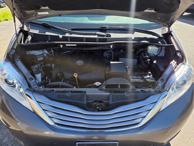 2017 Toyota Sienna XLE AWD 7-Passenger - 23038757 - 8