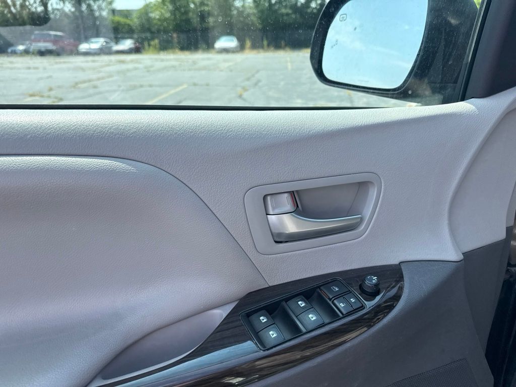 2017 Toyota Sienna XLE AWD 7-Passenger - 23074786 - 10