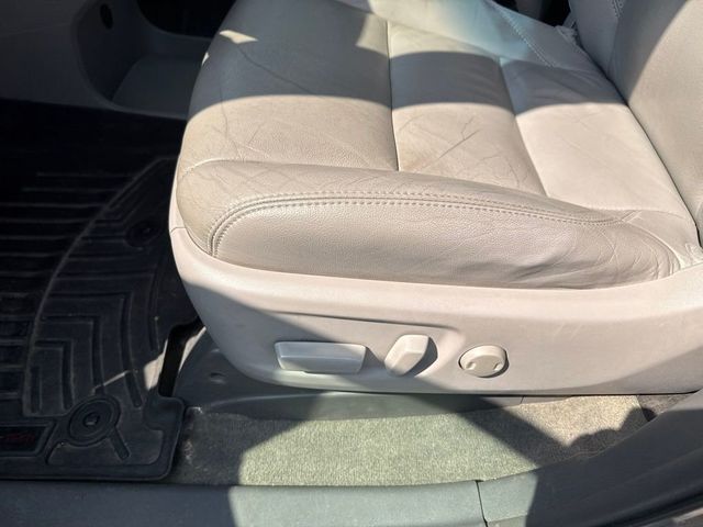 2017 Toyota Sienna XLE AWD 7-Passenger - 23074786 - 11