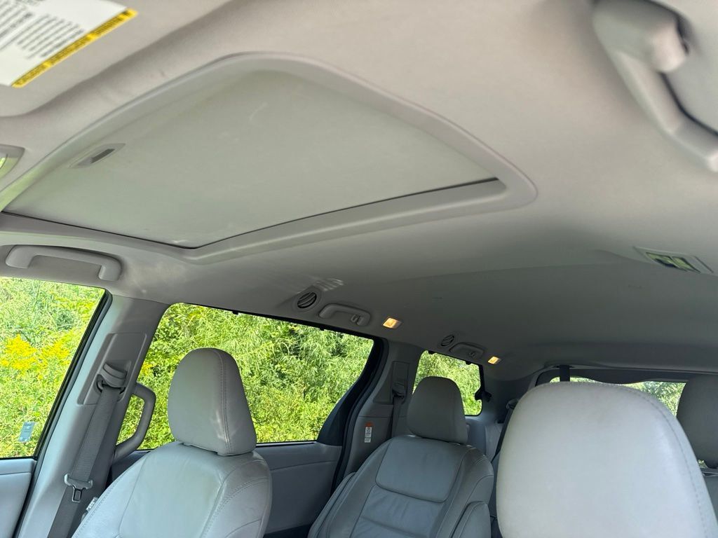 2017 Toyota Sienna XLE AWD 7-Passenger - 23074786 - 12