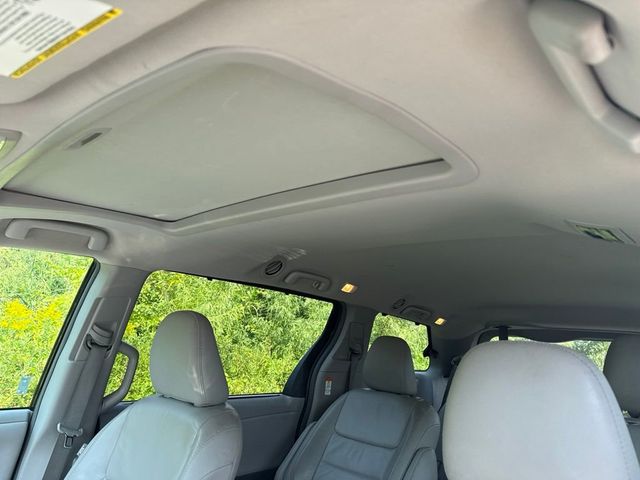 2017 Toyota Sienna XLE AWD 7-Passenger - 23074786 - 12