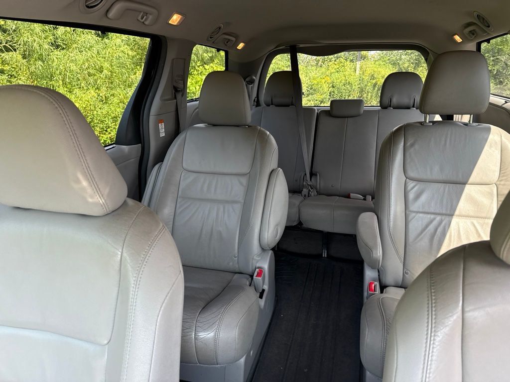 2017 Toyota Sienna XLE AWD 7-Passenger - 23074786 - 13