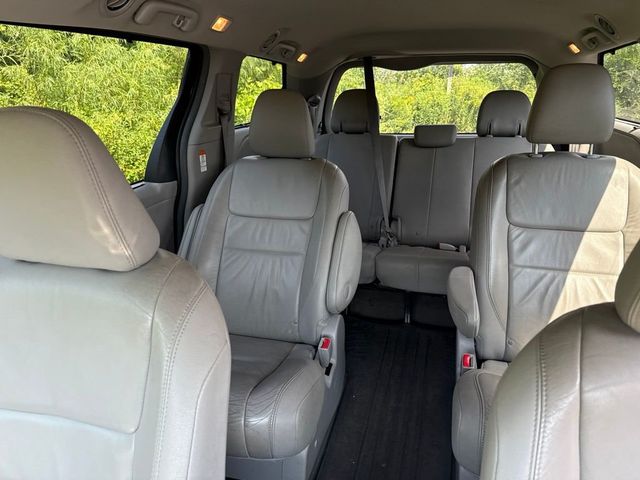 2017 Toyota Sienna XLE AWD 7-Passenger - 23074786 - 13