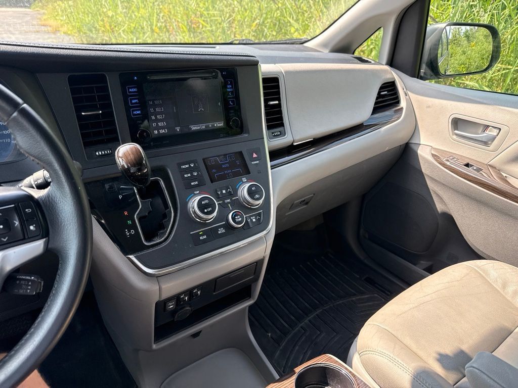 2017 Toyota Sienna XLE AWD 7-Passenger - 23074786 - 17