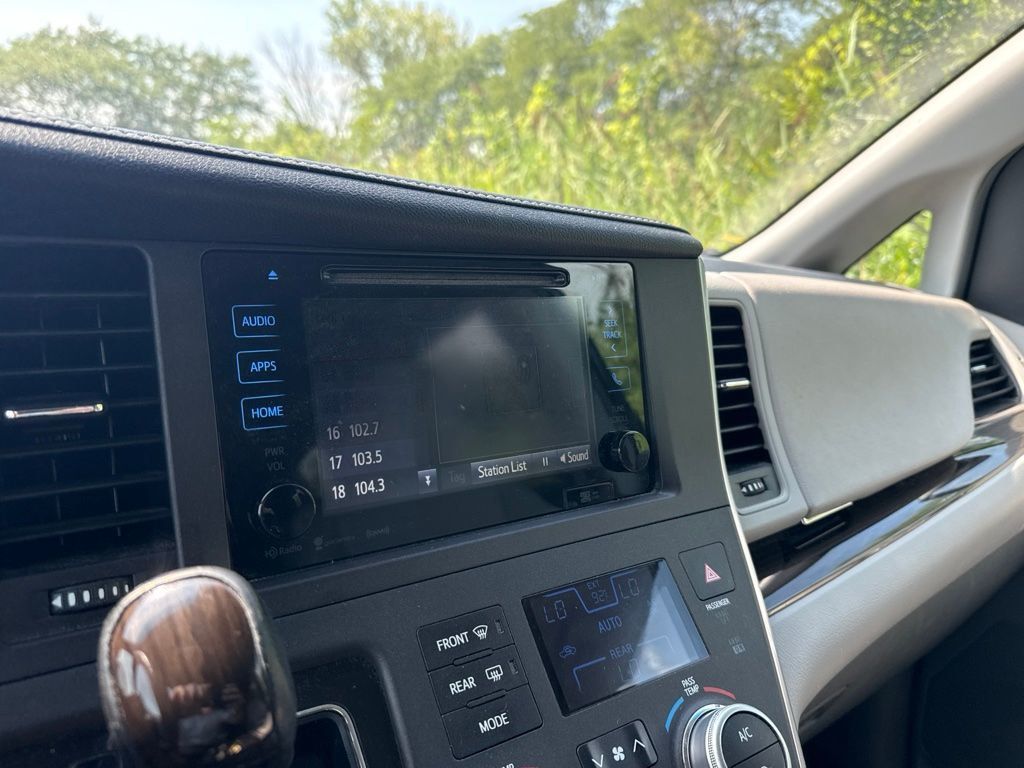 2017 Toyota Sienna XLE AWD 7-Passenger - 23074786 - 18