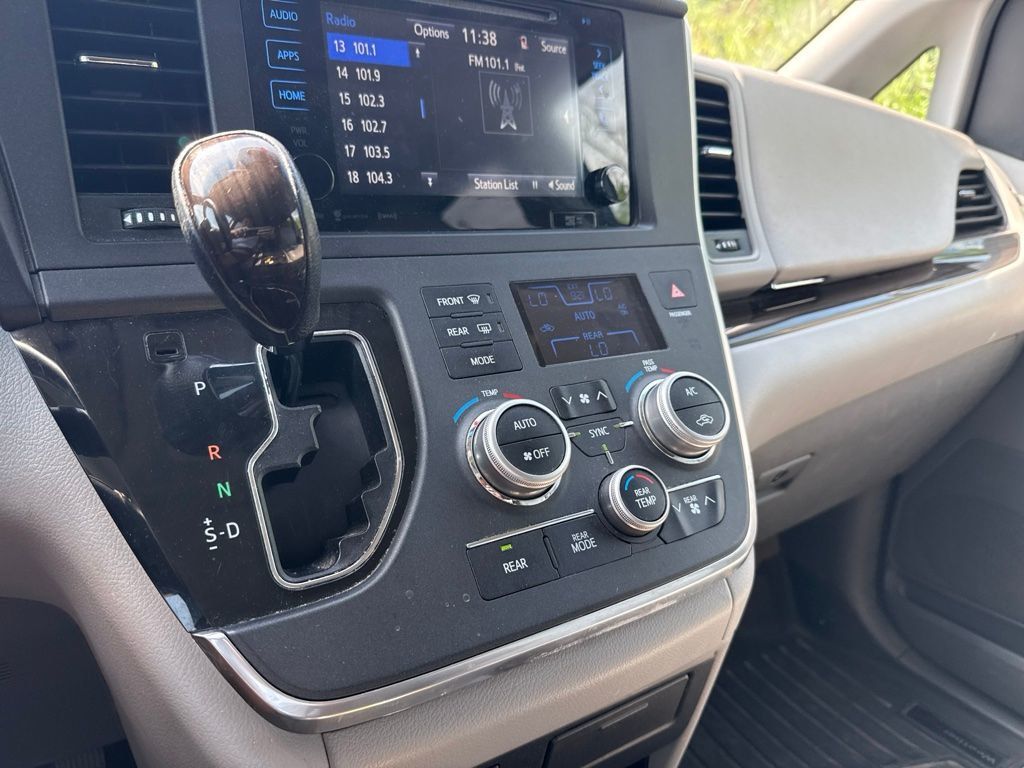 2017 Toyota Sienna XLE AWD 7-Passenger - 23074786 - 19
