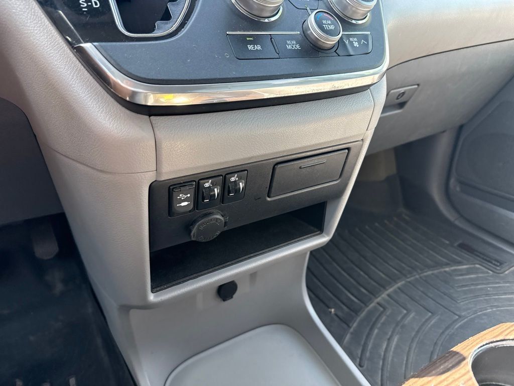 2017 Toyota Sienna XLE AWD 7-Passenger - 23074786 - 20