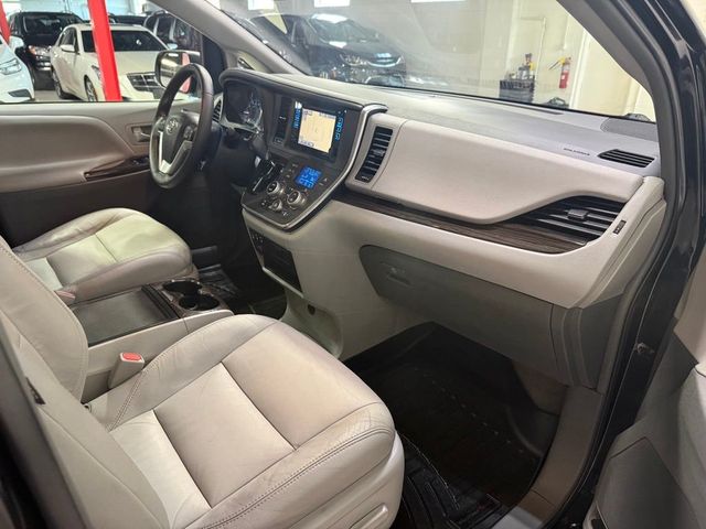 2017 Toyota Sienna XLE AWD 7-Passenger - 23074786 - 33