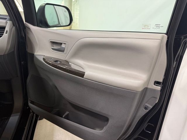 2017 Toyota Sienna XLE AWD 7-Passenger - 23074786 - 34