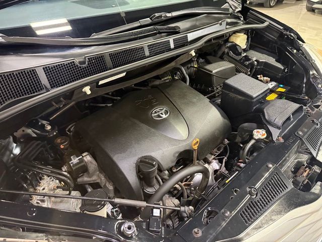 2017 Toyota Sienna XLE AWD 7-Passenger - 23074786 - 36