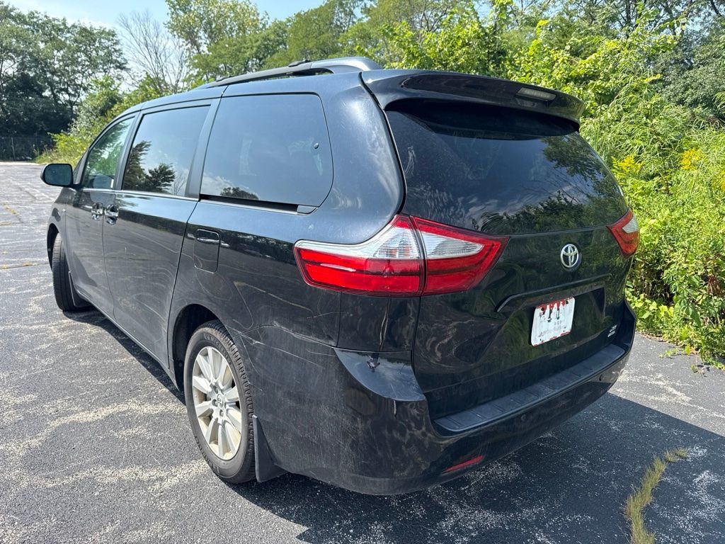 2017 Toyota Sienna XLE AWD 7-Passenger - 23074786 - 4
