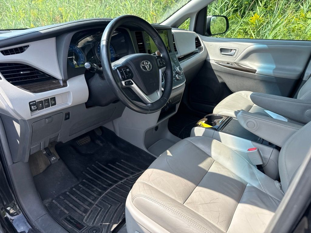 2017 Toyota Sienna XLE AWD 7-Passenger - 23074786 - 7