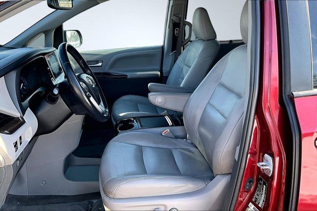 2017 Toyota Sienna XLE AWD 7-Passenger - 22969411 - 9