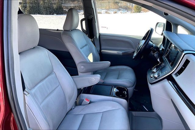 2017 Toyota Sienna XLE AWD 7-Passenger - 22969411 - 11