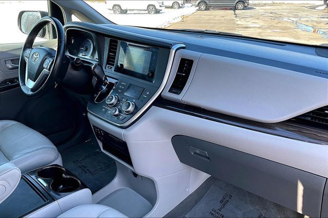 2017 Toyota Sienna XLE AWD 7-Passenger - 22969411 - 12