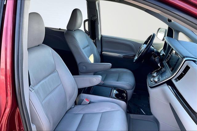 2017 Toyota Sienna XLE AWD 7-Passenger - 22969411 - 13