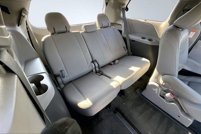 2017 Toyota Sienna XLE AWD 7-Passenger - 22969411 - 14