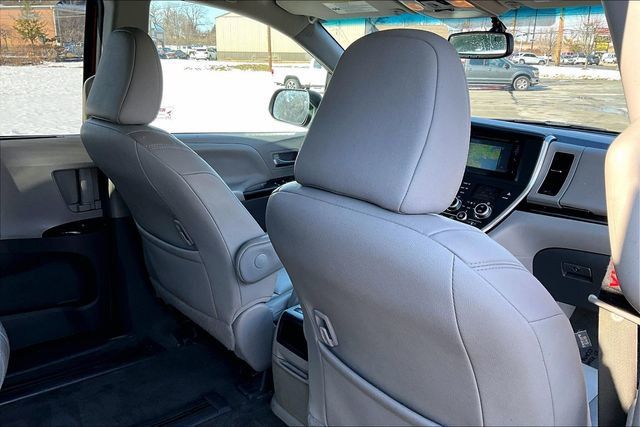 2017 Toyota Sienna XLE AWD 7-Passenger - 22969411 - 15