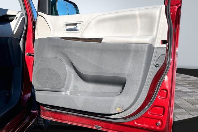 2017 Toyota Sienna XLE AWD 7-Passenger - 22969411 - 16