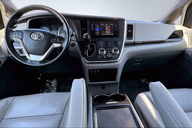 2017 Toyota Sienna XLE AWD 7-Passenger - 22969411 - 19