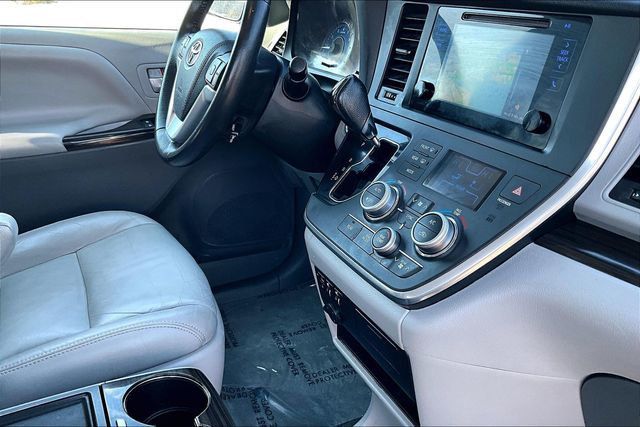 2017 Toyota Sienna XLE AWD 7-Passenger - 22969411 - 29