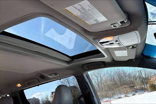 2017 Toyota Sienna XLE AWD 7-Passenger - 22969411 - 32