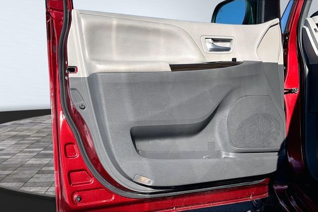 2017 Toyota Sienna XLE AWD 7-Passenger - 22969411 - 8