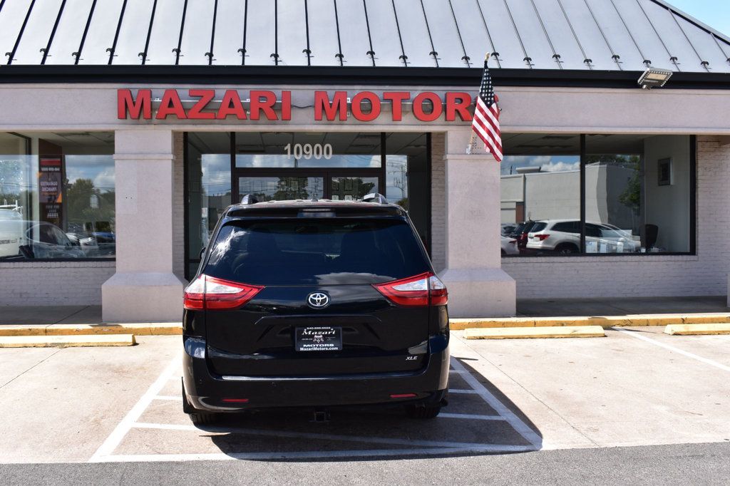 2017 Toyota Sienna XLE photo 8