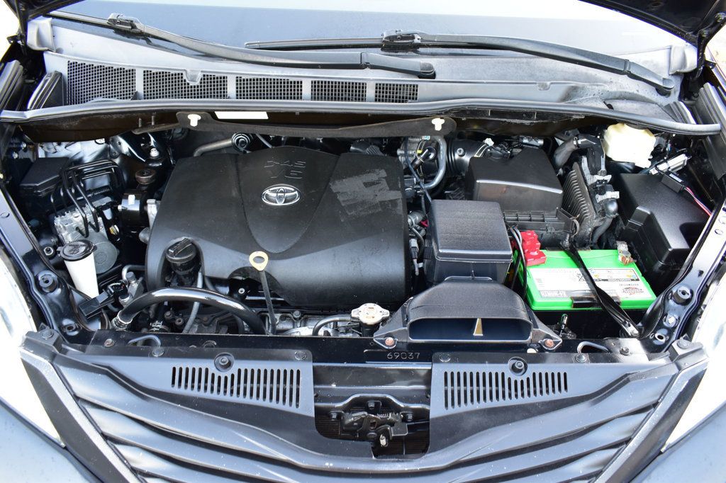 2017 Toyota Sienna XLE photo 10