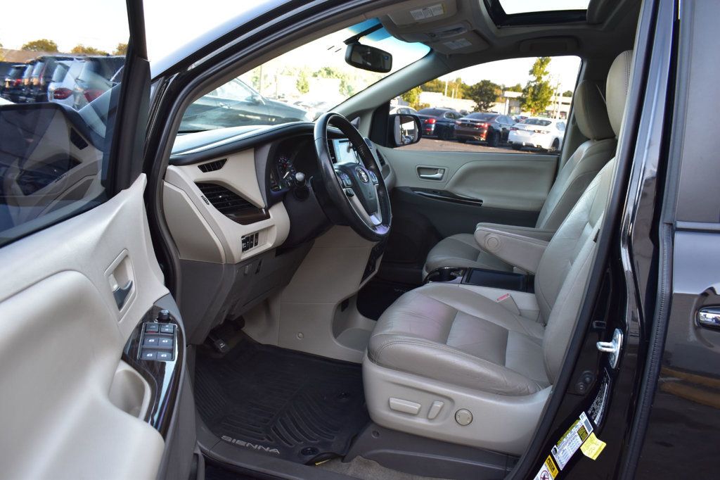 2017 Toyota Sienna XLE photo 11