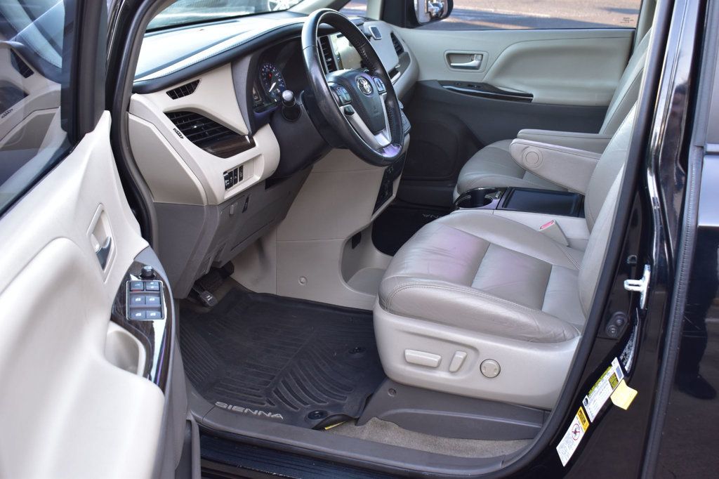 2017 Toyota Sienna XLE photo 13