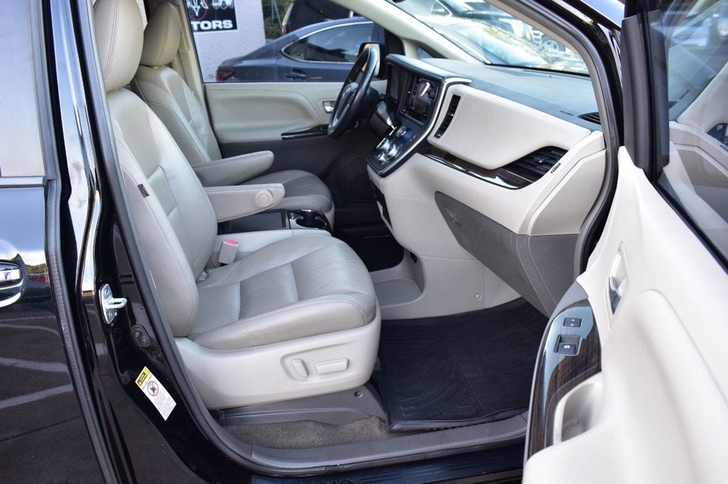 2017 Toyota Sienna XLE photo 14