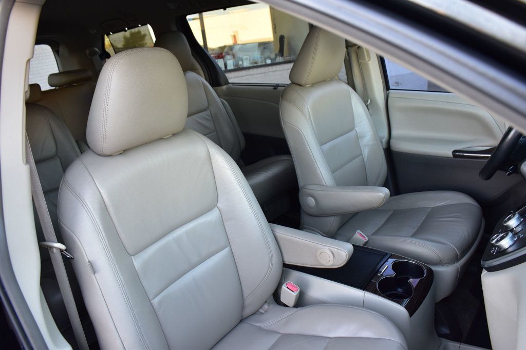 2017 Toyota Sienna XLE photo 15