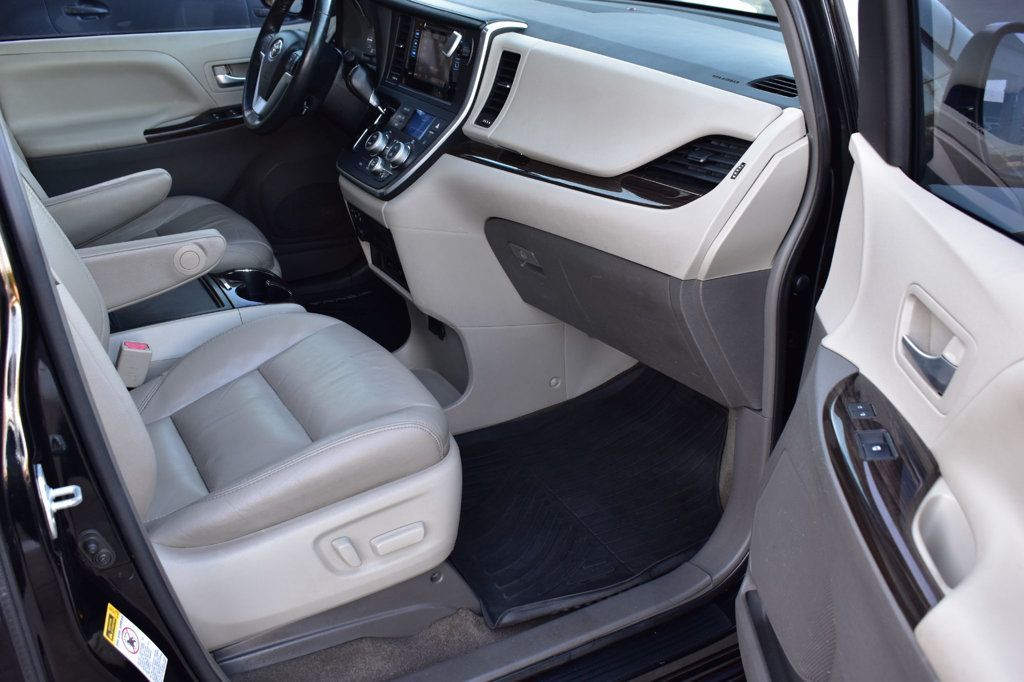 2017 Toyota Sienna XLE photo 16