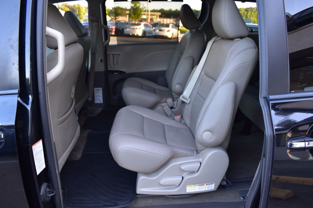 2017 Toyota Sienna XLE photo 17