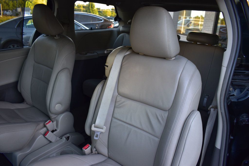 2017 Toyota Sienna XLE photo 18