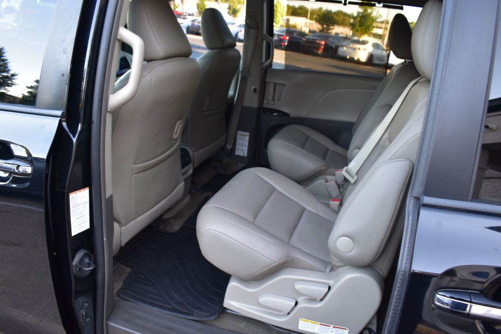 2017 Toyota Sienna XLE photo 19