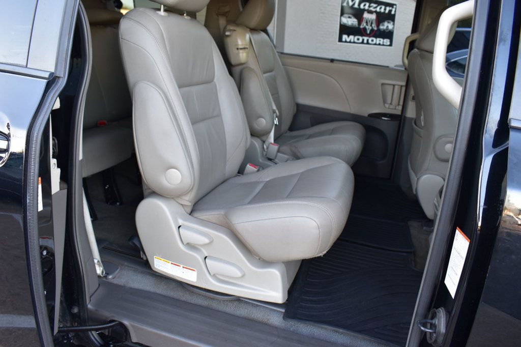 2017 Toyota Sienna XLE photo 20