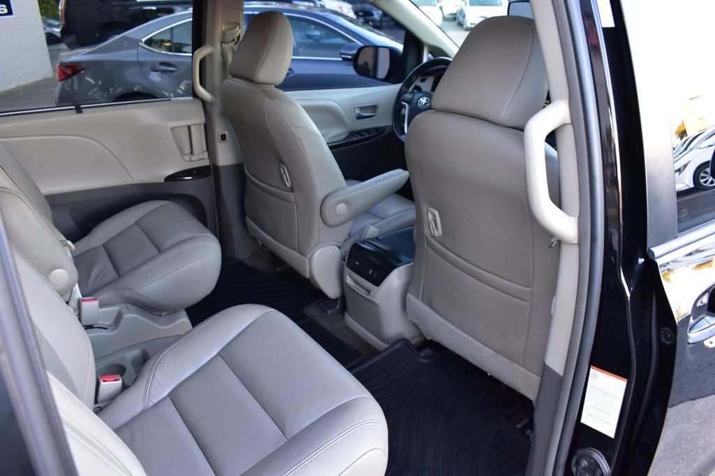 2017 Toyota Sienna XLE photo 21