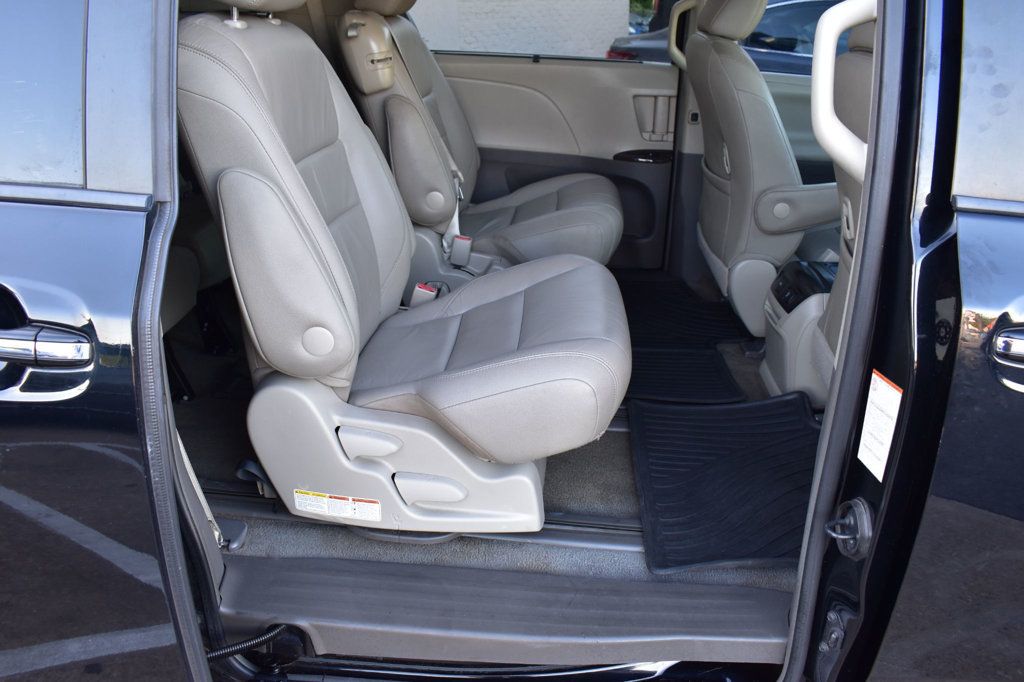 2017 Toyota Sienna XLE photo 22