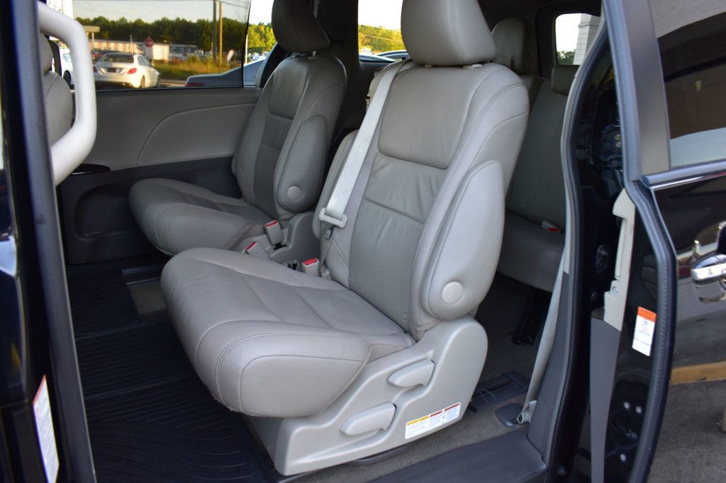 2017 Toyota Sienna XLE photo 23