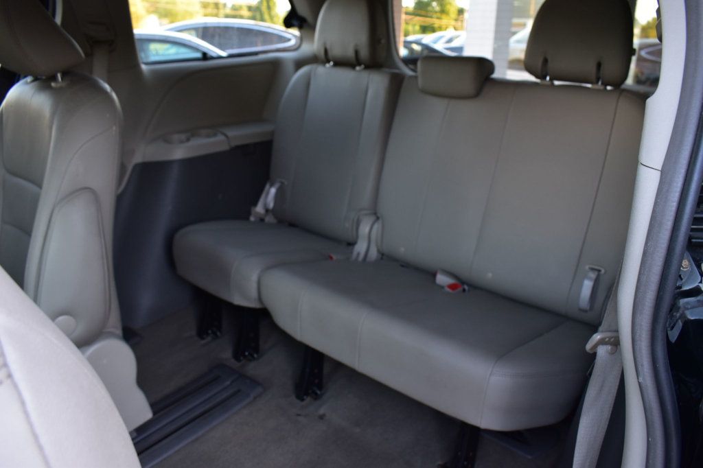2017 Toyota Sienna XLE photo 24