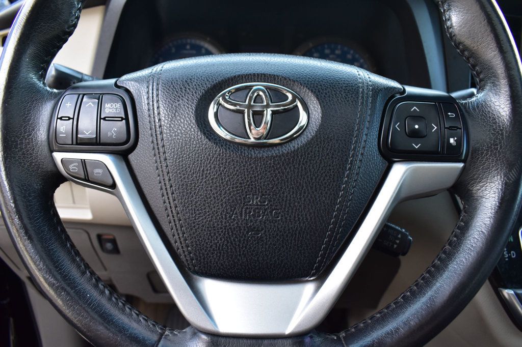 2017 Toyota Sienna XLE photo 25