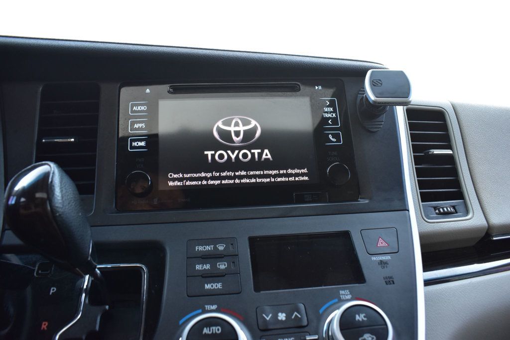 2017 Toyota Sienna XLE photo 28