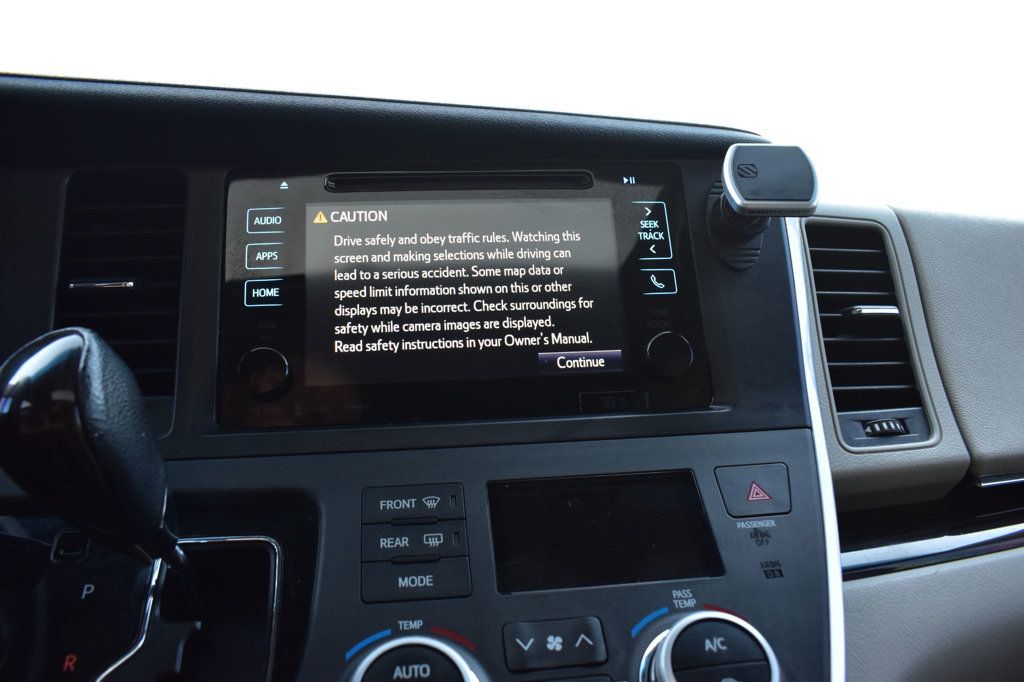 2017 Toyota Sienna XLE photo 29