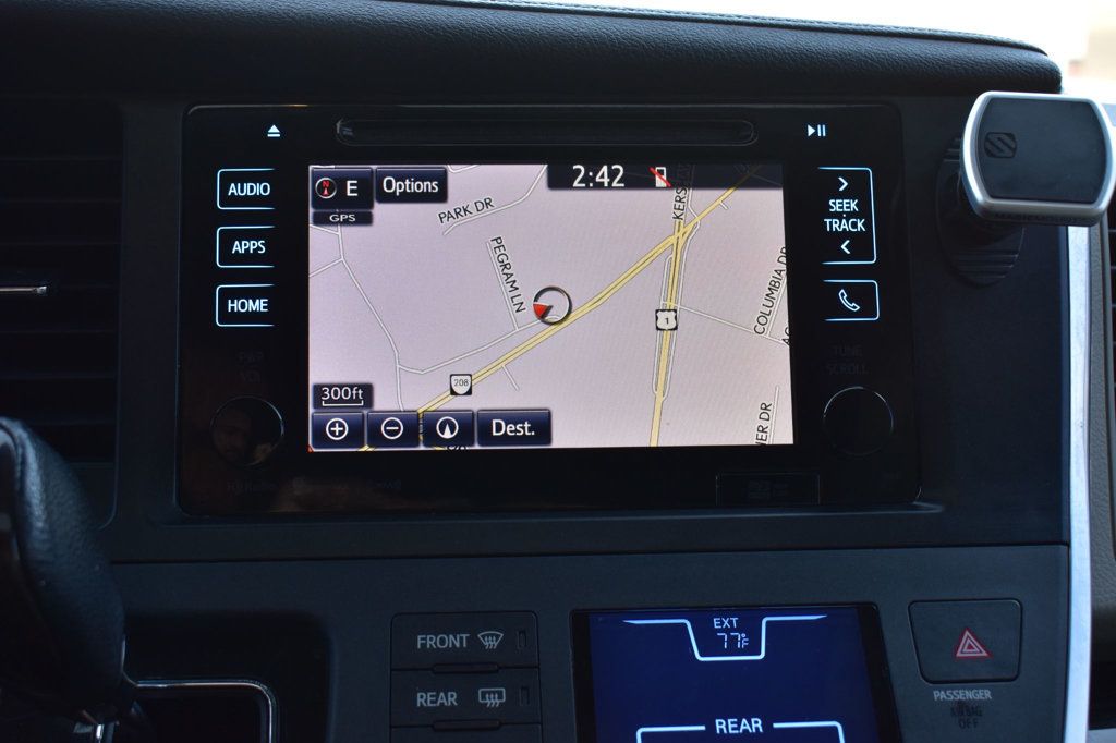 2017 Toyota Sienna XLE photo 30